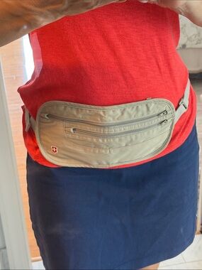SwissGear Beige Travel Belt Bag with Front Zip Pockets